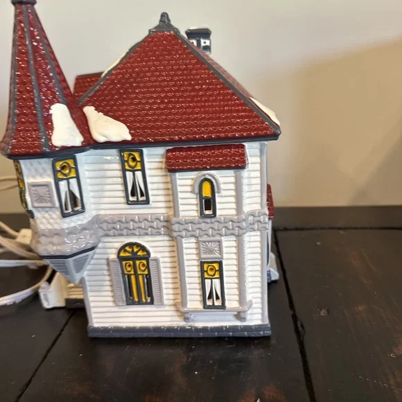 Department 56 Queen Anne Victorian House; Snow Village. - Picture 4 of 9